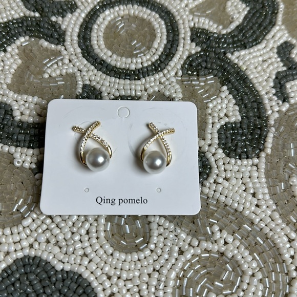 Jewelry - Pearl earrings with gold plated accents